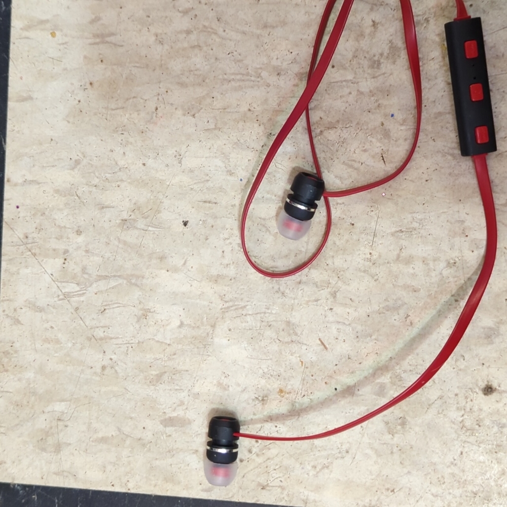 Ear buds - Picture 1 of 3